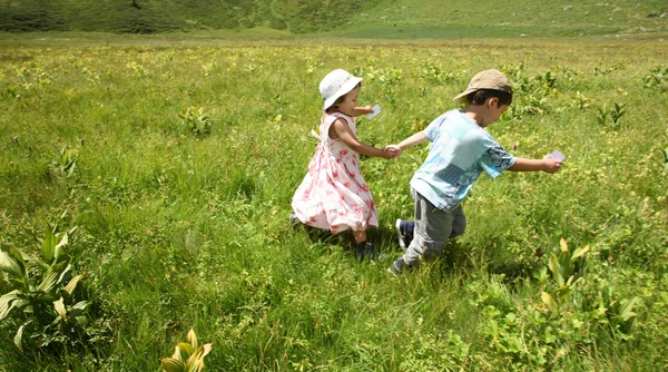 Dağ çimen çocuk — Stok fotoğraf