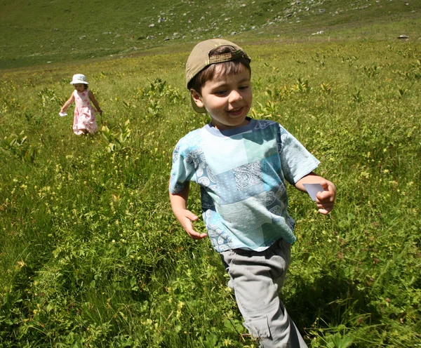 Child in the mountain grass — Stock Photo, Image