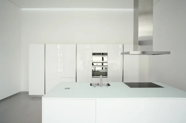 Интерьер нового дома, современная белая кухня — стоковое фото