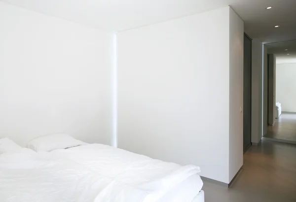 Bonito apartamento reformado, dormitorio con una cama doble —  Fotos de Stock