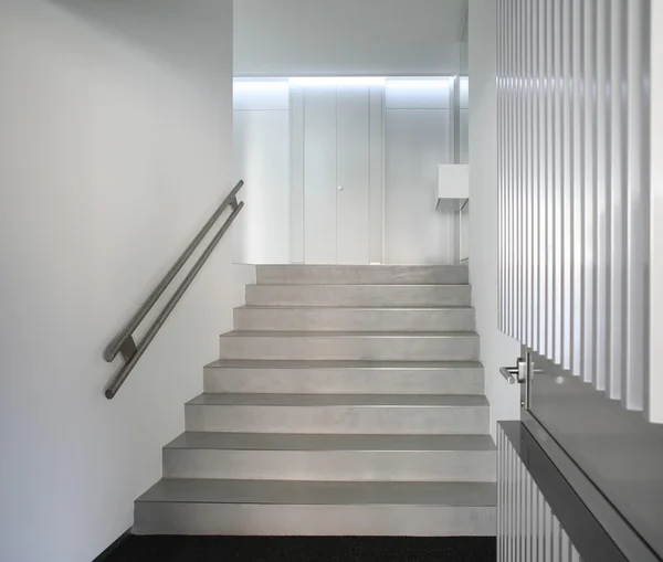 Лестницы в современном доме — стоковое фото