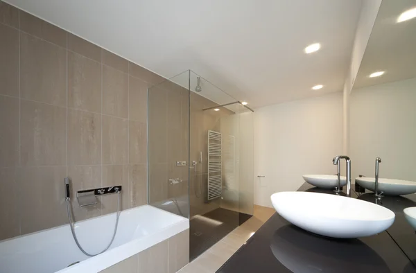 Ванная комната в новой квартире — стоковое фото