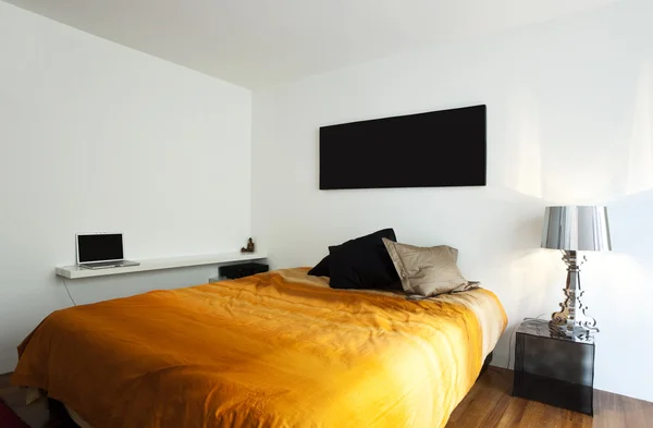 En smuk ny lejlighed, soveværelse - Stock-foto
