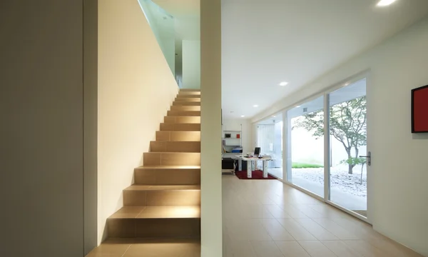 Intérieur maison moderne, escalier et passage — Photo