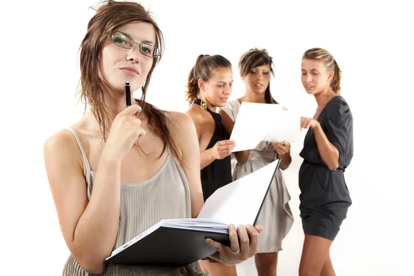 Porträt junger Geschäftsfrauen bei der Arbeit isoliert auf weißem Hintergrund — Stockfoto