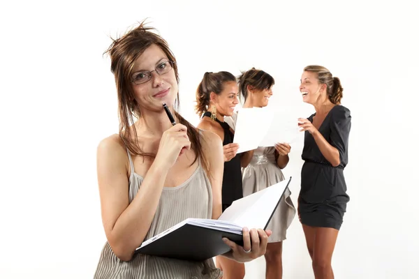 Retrato de jovens empresárias no trabalho isoladas sobre fundo branco — Fotografia de Stock