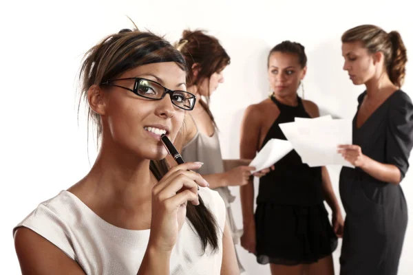 Junge Geschäftsfrauen isoliert auf weißem Hintergrund — Stockfoto
