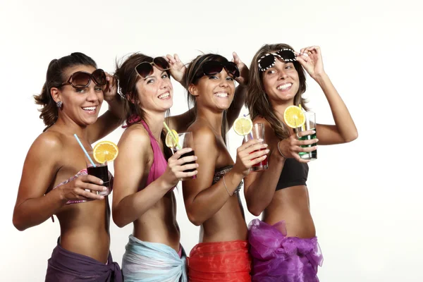 Dört kız eğlenceli bir içkiyle portre Studio, beyaz zemin üzerine izole — Stok fotoğraf