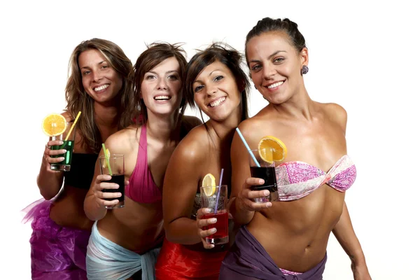 Quattro ragazze divertenti con un drink, ritratto in studio, isolato su sfondo bianco — Foto Stock