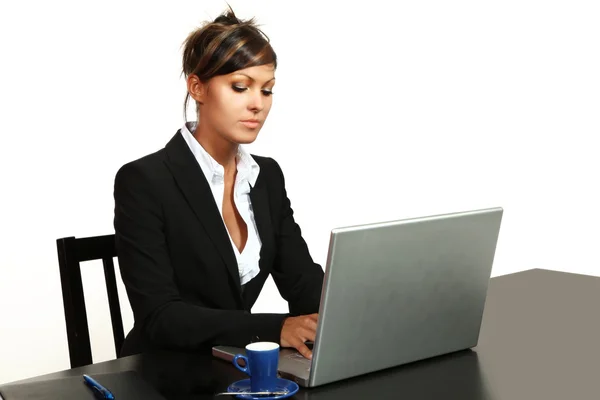 Trabaja con su portátil, retrato de una hermosa mujer de negocios — Foto de Stock