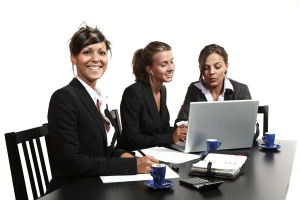 Trois jeunes femmes d'affaires — Photo