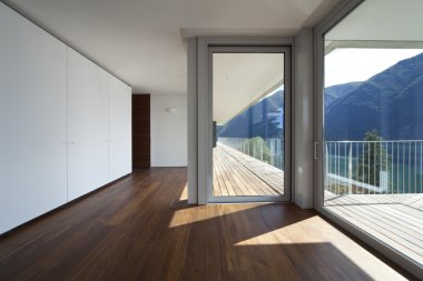 büyük pencere ve dağ manzaralı güzel çatı katı