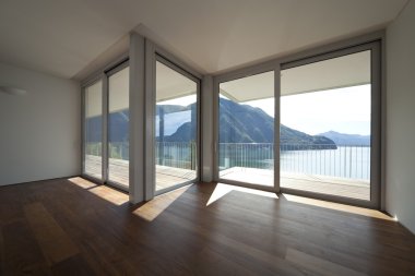 büyük pencere ve dağ manzaralı güzel çatı katı