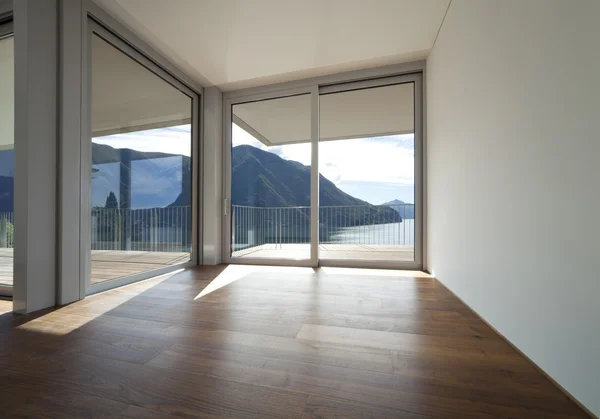 Prachtige penthouse met groot raam en uitzicht op de bergen — Stockfoto