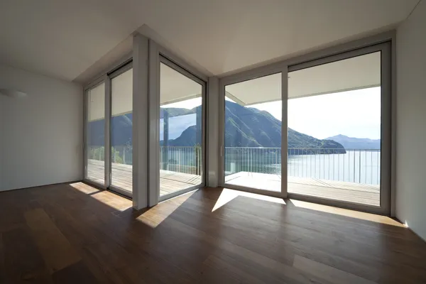 Schönes Penthouse mit großem Fenster und Bergblick — Stockfoto