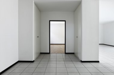 yeni bir daire, beyaz boş oda yere döşenir.