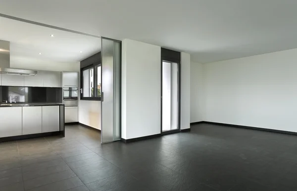 Uitzicht vanaf keuken van een nieuw appartement, grijze meubilair — Stockfoto