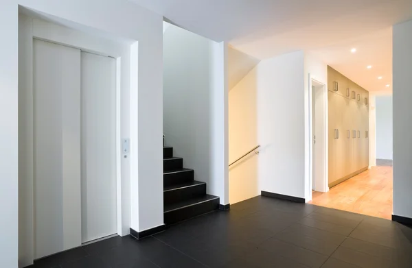 Interior bonito loft moderno, preto escadas vista — Fotografia de Stock
