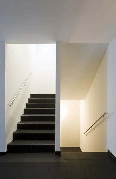 Interior hermoso loft moderno, vista de escaleras negras —  Fotos de Stock