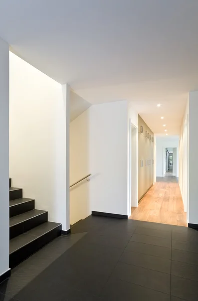 Interior hermoso loft moderno, vista de escaleras negras —  Fotos de Stock