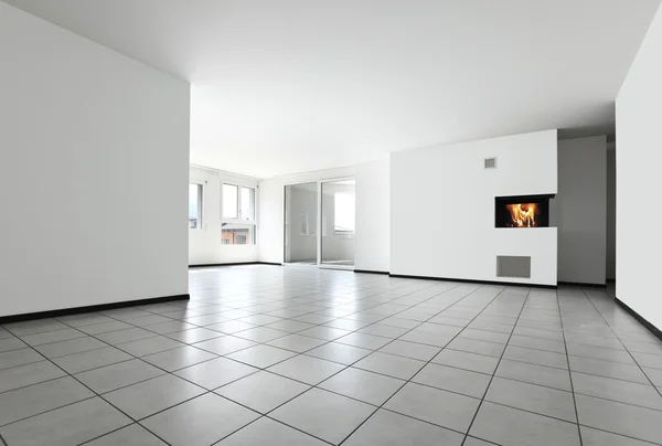 Nieuw appartement, lege ruimte met wit betegelde vloer — Stockfoto