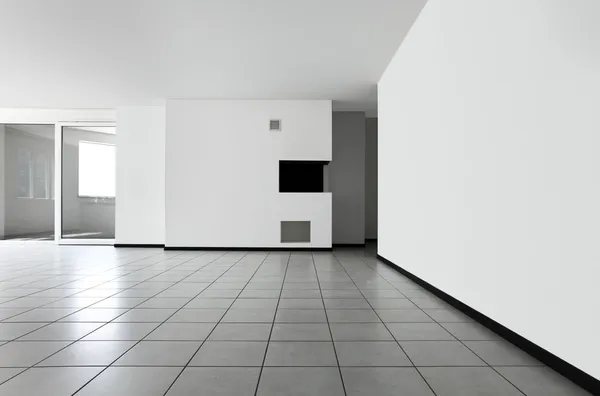 Nový byt, prázdné místnosti s bílou dlažbou — Stock fotografie