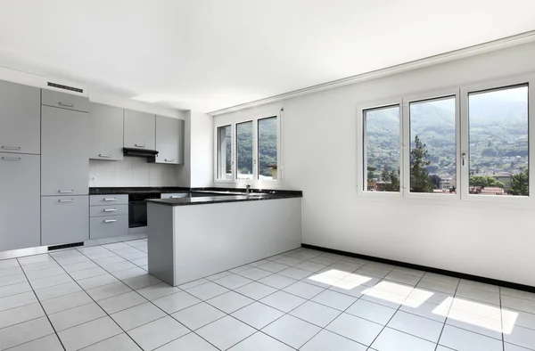 Uitzicht vanaf keuken van een nieuw appartement, grijze meubilair — Stockfoto