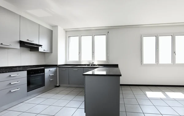 Uitzicht vanaf keuken van een nieuw appartement, grijze meubilair — Stockfoto