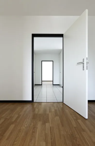 Nowe mieszkanie, pusty pokój z drewnianą podłogą — Zdjęcie stockowe