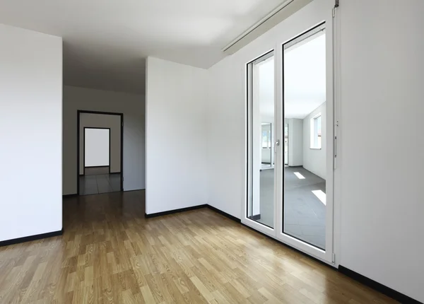 Nový byt, prázdný pokoj s podlahou z tvrdého dřeva — Stock fotografie