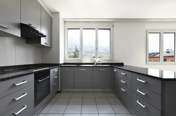 Pohled z kuchyně nový byt, šedý nábytek — Stock fotografie
