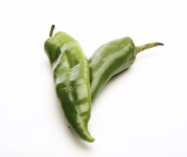 yeşil biberler beyaz arkaplanda izole