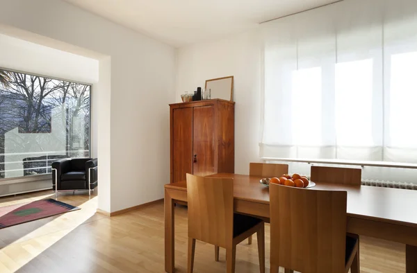 Interno di un appartamento moderno, sala da pranzo — Foto Stock