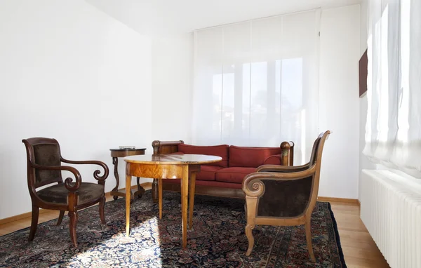 Intérieur d'un appartement moderne, mobilier de style antique — Photo