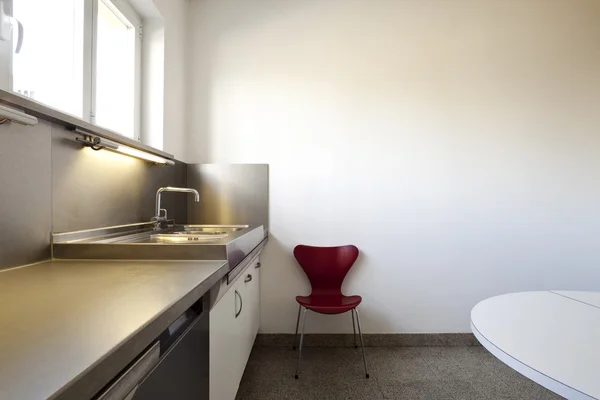 Interior de un apartamento moderno, vista a la cocina — Foto de Stock