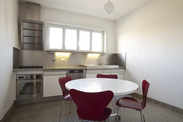 Interior de un apartamento moderno, vista a la cocina — Foto de Stock