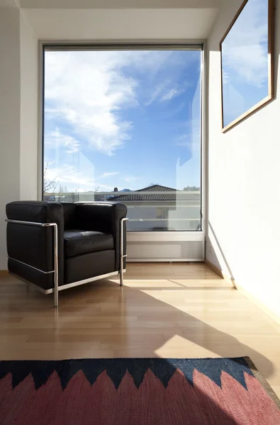 Interiér moderní byt, místnost s panoramatickým oknem — Stock fotografie