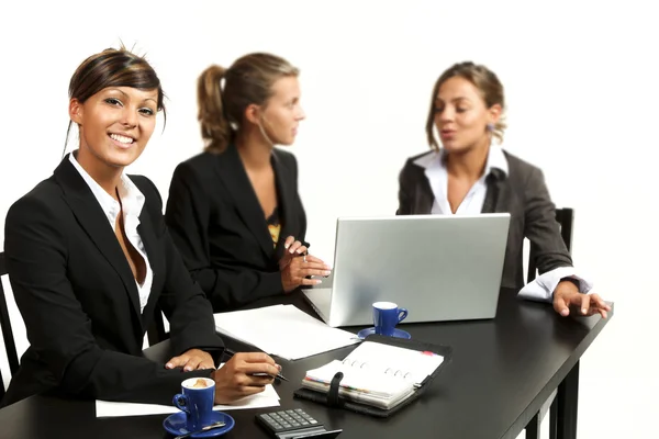 Trois jeunes femmes d'affaires — Photo