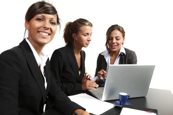 Trois jeunes femmes d'affaires — Photo