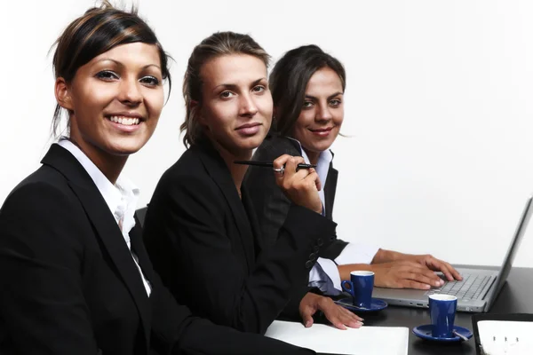 Drei junge Geschäftsfrauen — Stockfoto