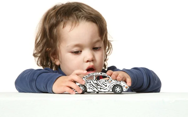 Menina criança brincando com pouco carro — Fotografia de Stock