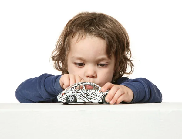 Παιδί κορίτσι παίζει με μικρό αυτοκίνητο — Φωτογραφία Αρχείου