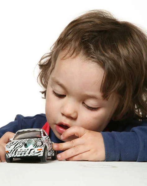 Menina criança brincando com pouco carro — Fotografia de Stock