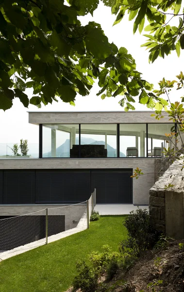Schönes modernes Haus, Blick vom Garten — Stockfoto
