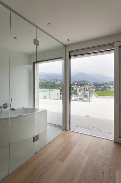 Bel intérieur d'une maison moderne, salle de bains — Photo