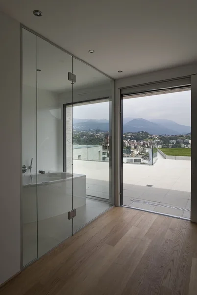 Красивый интерьер современного дома, ванная комната — стоковое фото