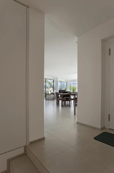 Interiör hus, matbord vy från korridoren — Stockfoto