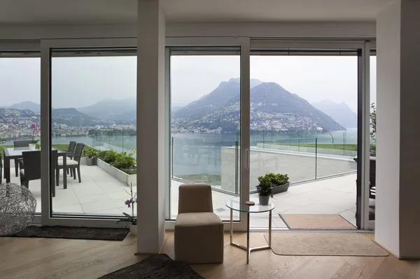 Mooie venster weergave in modern huis — Stockfoto