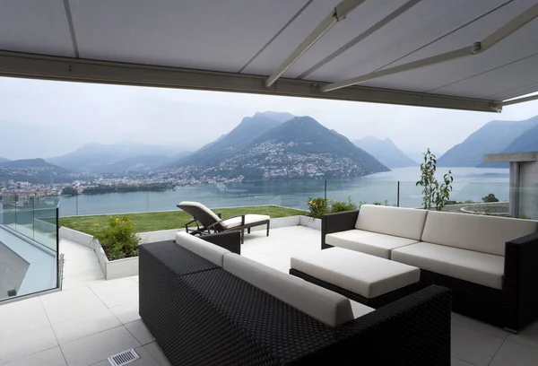 Hermoso interior de una casa moderna, al aire libre — Foto de Stock