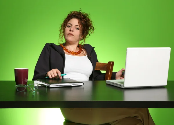 Geschäftsfrau sitzt am Arbeitsplatz — Stockfoto